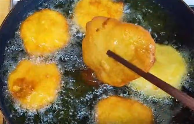 不用糯米粉，教你油炸糕做法，掌握2個小技巧，外酥里糯，不開裂