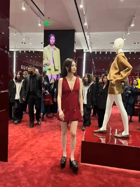 GUCCI晚宴出圖，田曦薇、白鹿半身照絕美，全身照丑得一黑