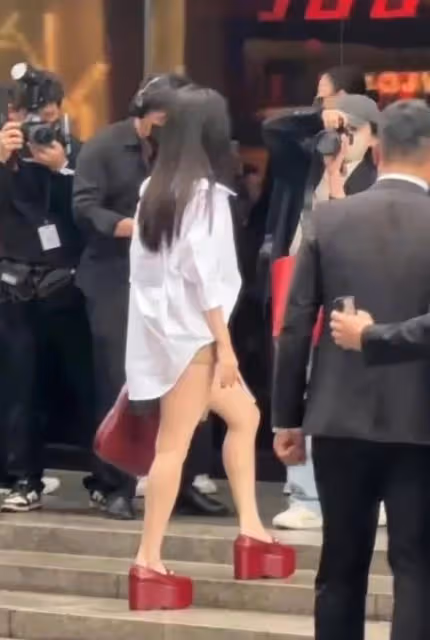 GUCCI晚宴出圖，田曦薇、白鹿半身照絕美，全身照丑得一黑