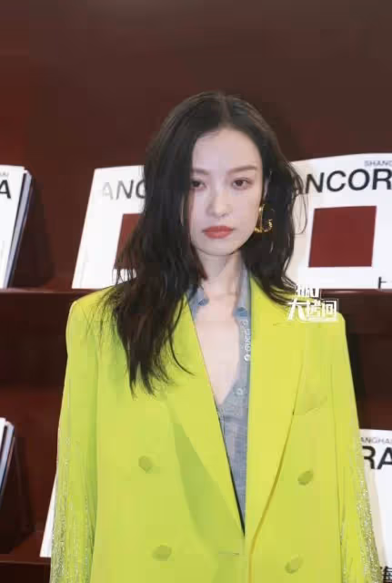 GUCCI晚宴出圖，田曦薇、白鹿半身照絕美，全身照丑得一黑