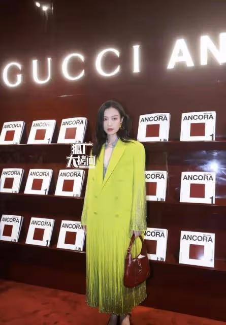 GUCCI晚宴出圖，田曦薇、白鹿半身照絕美，全身照丑得一黑