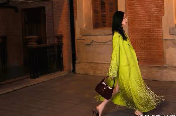 GUCCI晚宴出圖，田曦薇、白鹿半身照絕美，全身照丑得一黑