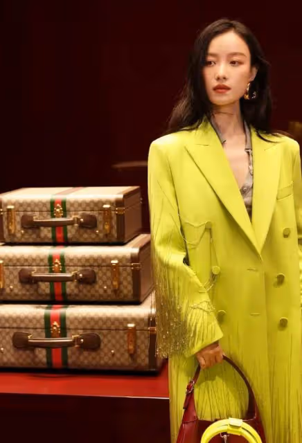 GUCCI晚宴出圖，田曦薇、白鹿半身照絕美，全身照丑得一黑