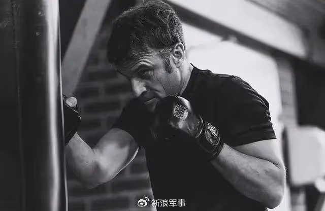 45歲馬克龍曬「硬漢照」，打沙袋錶情兇狠，在馬賽被婦女親了臉頰