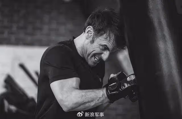 45歲馬克龍曬「硬漢照」，打沙袋錶情兇狠，在馬賽被婦女親了臉頰