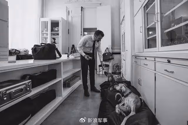 45歲馬克龍曬「硬漢照」，打沙袋錶情兇狠，在馬賽被婦女親了臉頰