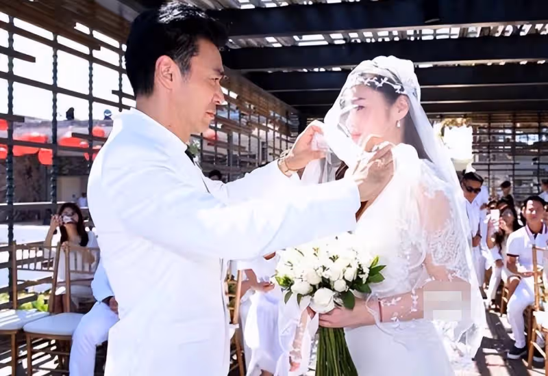 鍾鎮濤為29歲長女慶生，鍾嘉晴穿泳裝神似章小蕙，已20年未見生母