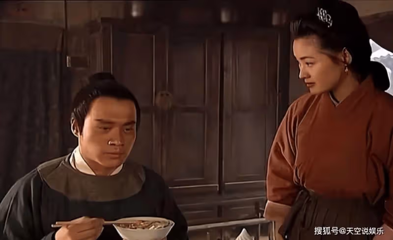 54歲「武松」丁海峰曝光：在美國樹林砍柴烤肉，美國豪宅盡顯氣派