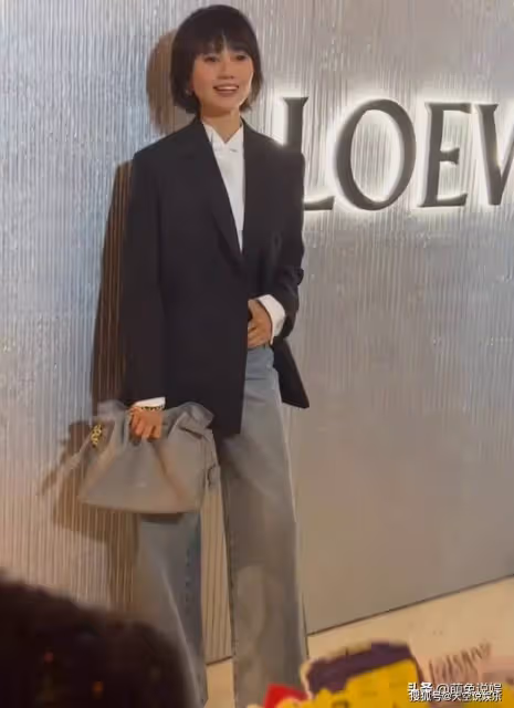 47歲袁泉上海出席活動,穿西服搭牛仔褲,竟也能穿出時尚高級美感