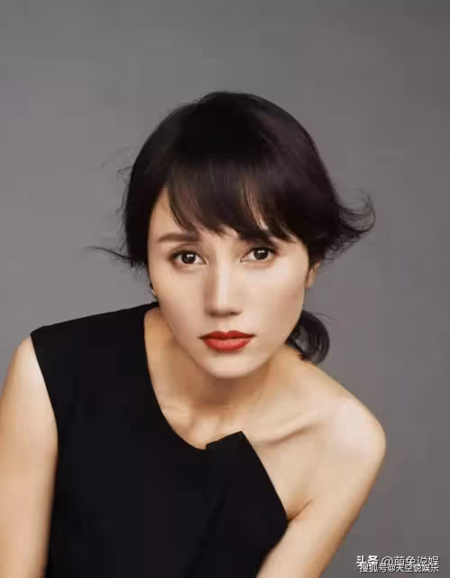 47歲袁泉上海出席活動,穿西服搭牛仔褲,竟也能穿出時尚高級美感