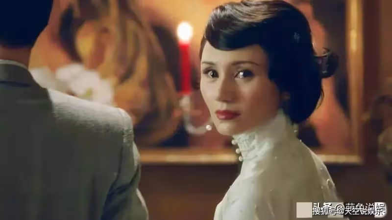47歲袁泉上海出席活動,穿西服搭牛仔褲,竟也能穿出時尚高級美感