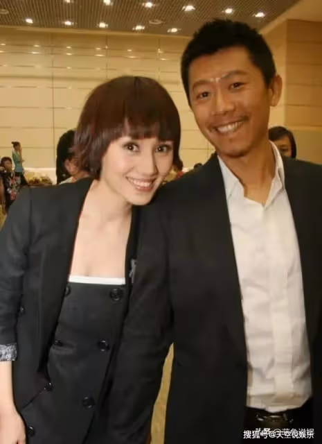 47歲袁泉上海出席活動,穿西服搭牛仔褲,竟也能穿出時尚高級美感