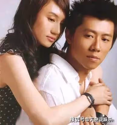 47歲袁泉上海出席活動,穿西服搭牛仔褲,竟也能穿出時尚高級美感