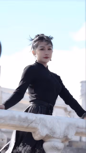 TVB前女星內地穿馬面裙!竟被外國人掀到半腰!網友大讚身材好