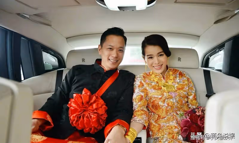 李乘德48歲生日,胡杏兒曬夫妻合照為其慶生,她甜抱老公一臉幸福