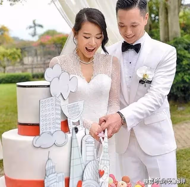 李乘德48歲生日,胡杏兒曬夫妻合照為其慶生,她甜抱老公一臉幸福