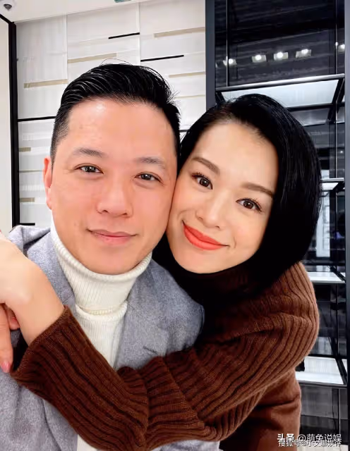 李乘德48歲生日,胡杏兒曬夫妻合照為其慶生,她甜抱老公一臉幸福