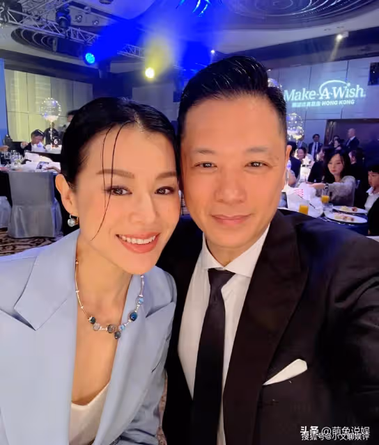 李乘德48歲生日,胡杏兒曬夫妻合照為其慶生,她甜抱老公一臉幸福