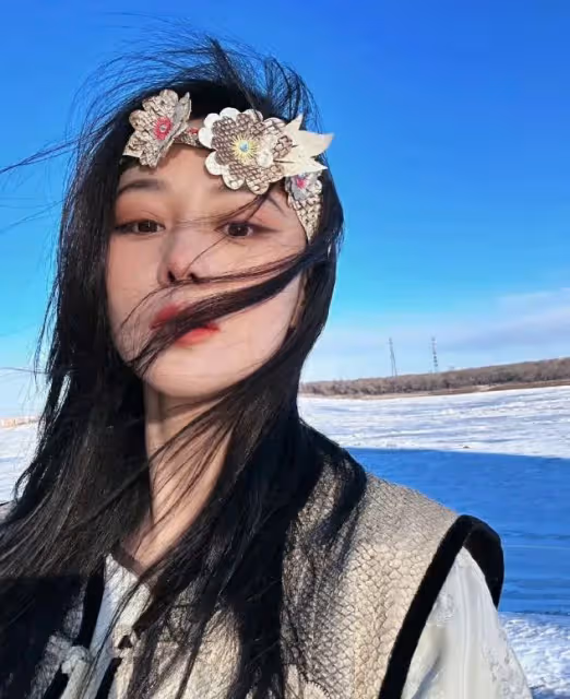 張馨予雪地露腿照驚艷網友，美是美了，但真的不冷嗎？