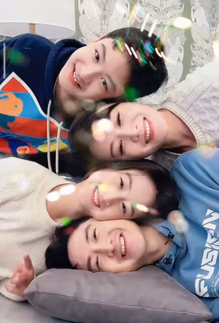 田亮與老婆兒女臉貼臉玩疊疊樂，森碟亮仔顏值高，一家四口長超像