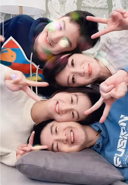田亮與老婆兒女臉貼臉玩疊疊樂，森碟亮仔顏值高，一家四口長超像