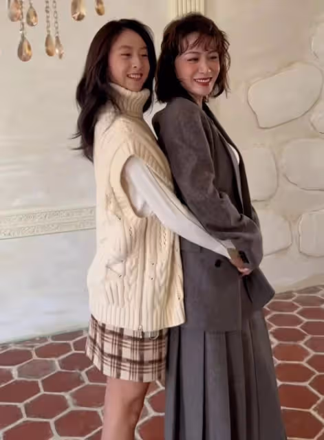 田亮與老婆兒女臉貼臉玩疊疊樂，森碟亮仔顏值高，一家四口長超像