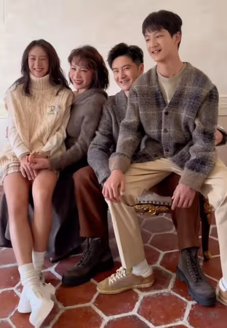 田亮與老婆兒女臉貼臉玩疊疊樂，森碟亮仔顏值高，一家四口長超像