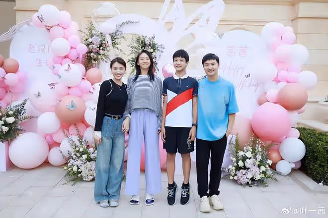 田亮與老婆兒女臉貼臉玩疊疊樂，森碟亮仔顏值高，一家四口長超像