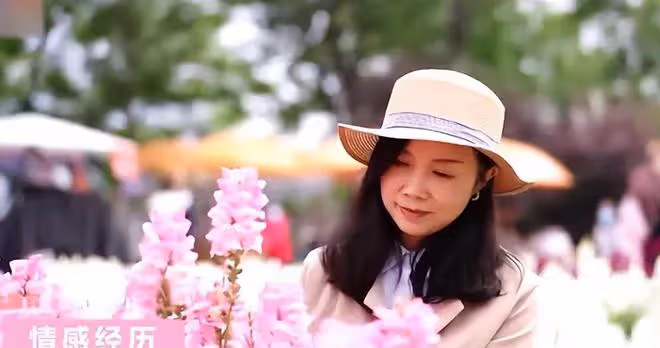 44歲大姐風韻猶存，相親60歲大爺，大姐：能滿足我的要求嘛？