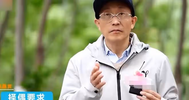 44歲大姐風韻猶存，相親60歲大爺，大姐：能滿足我的要求嘛？