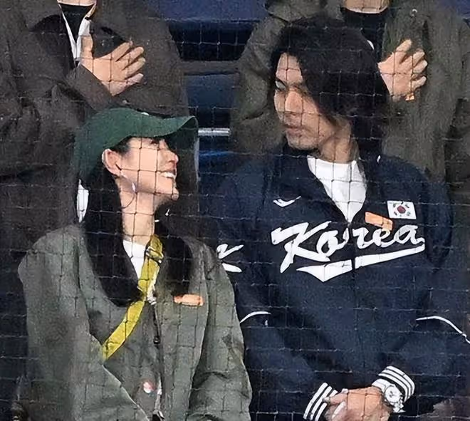 玄彬孫藝珍合體看球賽，玄彬留長發超酷帥，夫妻一起戴情侶手錶