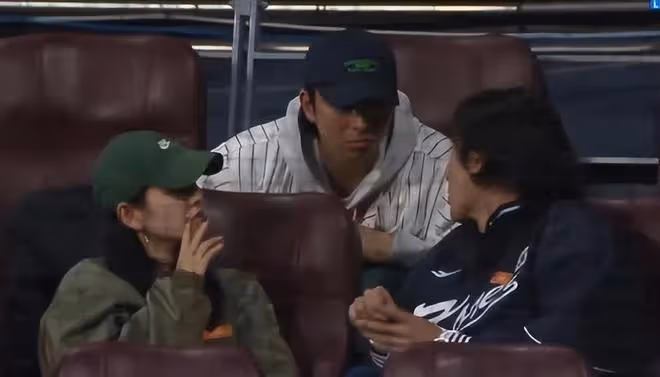 玄彬孫藝珍合體看球賽，玄彬留長發超酷帥，夫妻一起戴情侶手錶