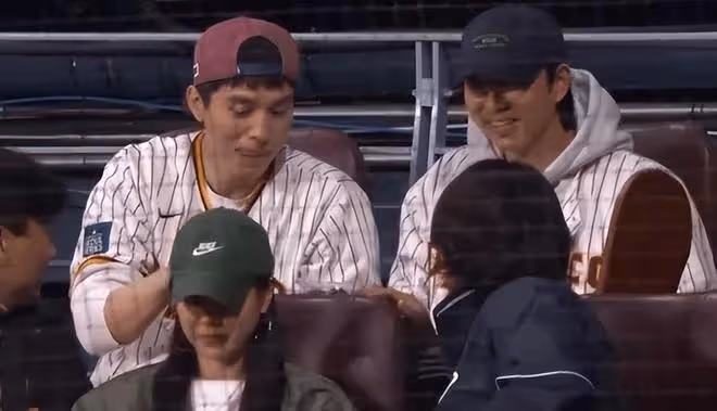 玄彬孫藝珍合體看球賽，玄彬留長發超酷帥，夫妻一起戴情侶手錶