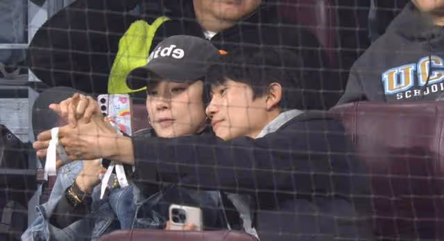 宋仲基和妻子看棒球賽,39歲凱蒂產後滄桑不少,兩人互動惹爭議!