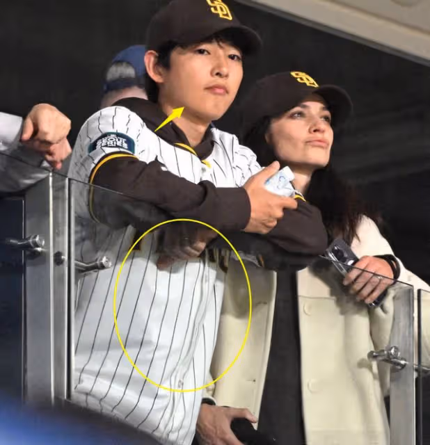 宋仲基和妻子看棒球賽,39歲凱蒂產後滄桑不少,兩人互動惹爭議!