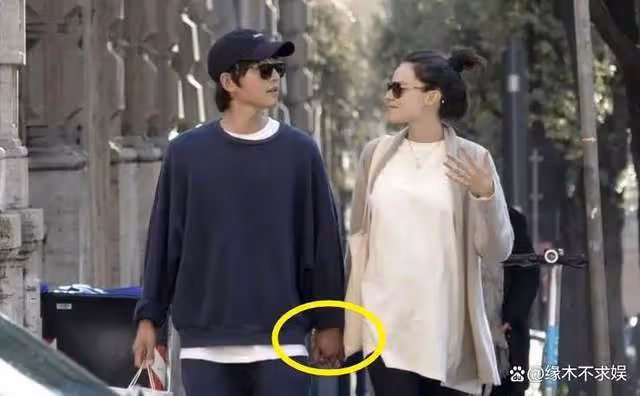 宋仲基和妻子看棒球賽,39歲凱蒂產後滄桑不少,兩人互動惹爭議!