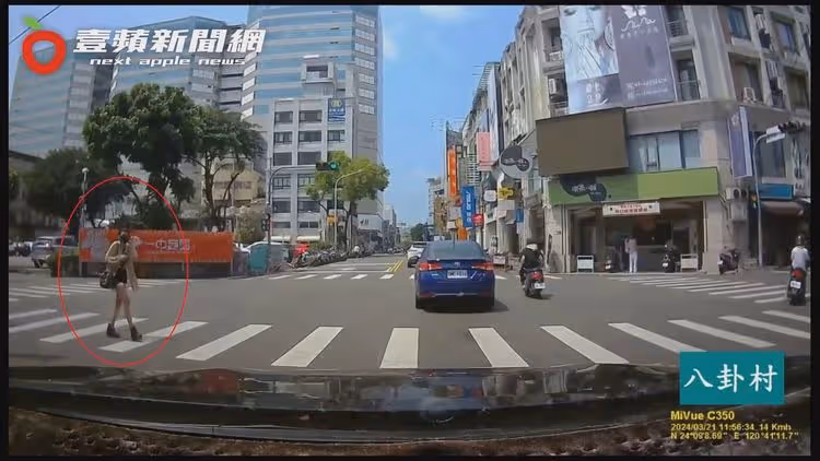 熱褲妹悠哉闖紅燈！高傲「行人帝後」走台步　網怒：誰家的出來害人？