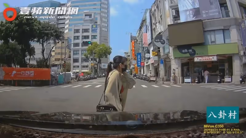 熱褲妹悠哉闖紅燈！高傲「行人帝後」走台步　網怒：誰家的出來害人？