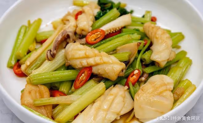 鮮嫩與脆爽的完美結合,嘗鮮西芹炒魷魚,香辣美味的海鮮佳肴
