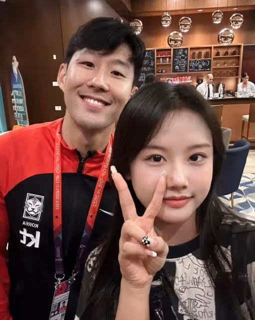 韓國知名球星，17歲女兒是模特，精緻的美貌，成韓網熱門話題