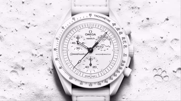 OMEGA X SWATCH聯名又來了　超萌史努比就藏在純白滿月錶中