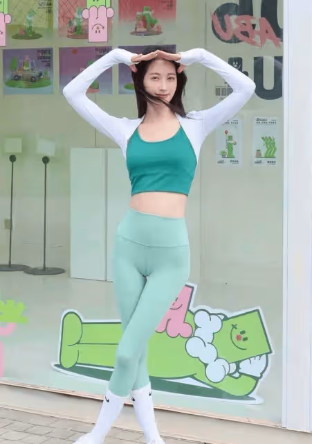 感受清新綠色瑜伽服的小坎肩設計,舒適程度超乎想像!