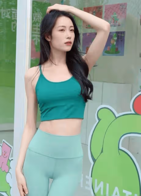 感受清新綠色瑜伽服的小坎肩設計,舒適程度超乎想像!