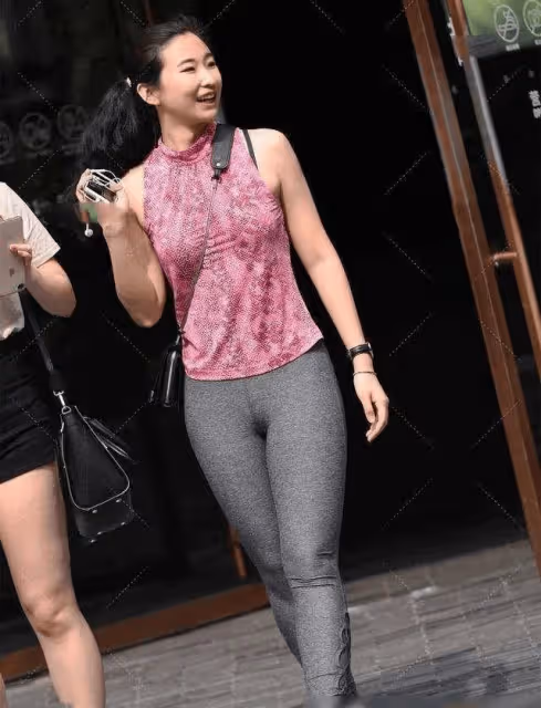選擇修身運動風穿搭,輕鬆減齡顯腿長,美麗新風尚不停歇