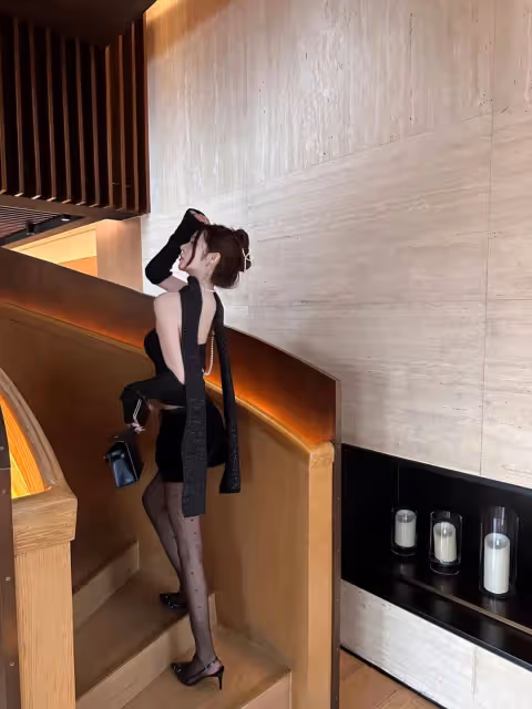 黑色誘惑:抹胸與黑絲的性感交響,引爆你的回頭率!