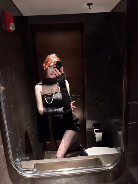 黑色誘惑:抹胸與黑絲的性感交響,引爆你的回頭率!