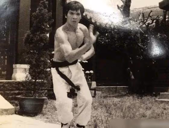 向華強年輕時長啥樣? 當照片流出, 才知為啥成龍怕他, 關之琳愛他