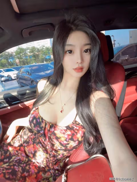 178cm 36D極品尤物時尚穿搭:碎花弔帶裙 優雅又氣質