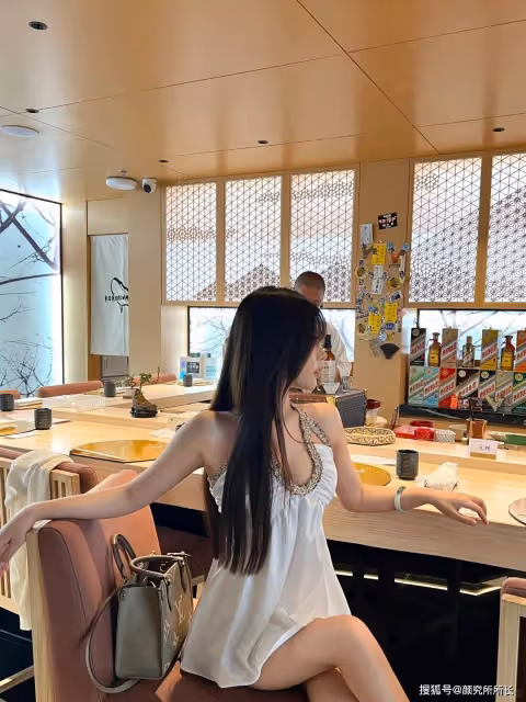 178cm 36D極品尤物時尚穿搭:碎花弔帶裙 優雅又氣質
