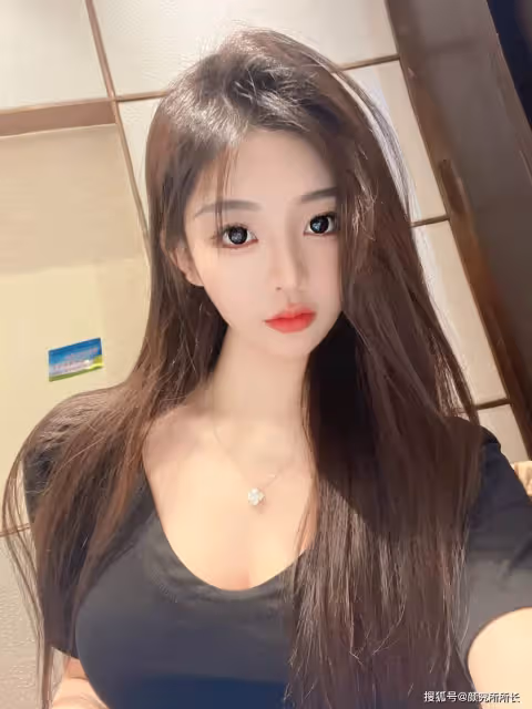 178cm 36D極品尤物時尚穿搭:黑色緊身連體衣 盡顯曼妙曲線